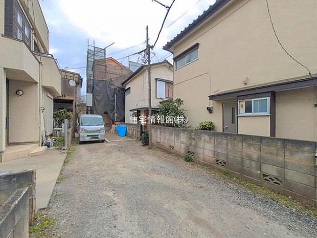 前面道路を含めた現地写真です。