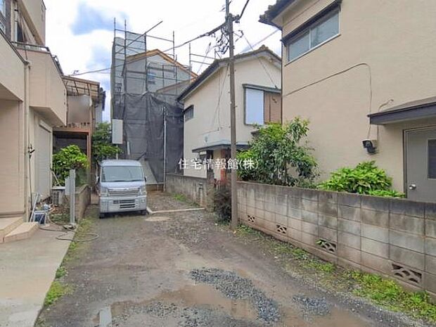 前面道路を含めた現地写真です。