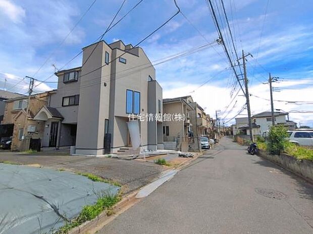 前面道路を含めた現地写真です。