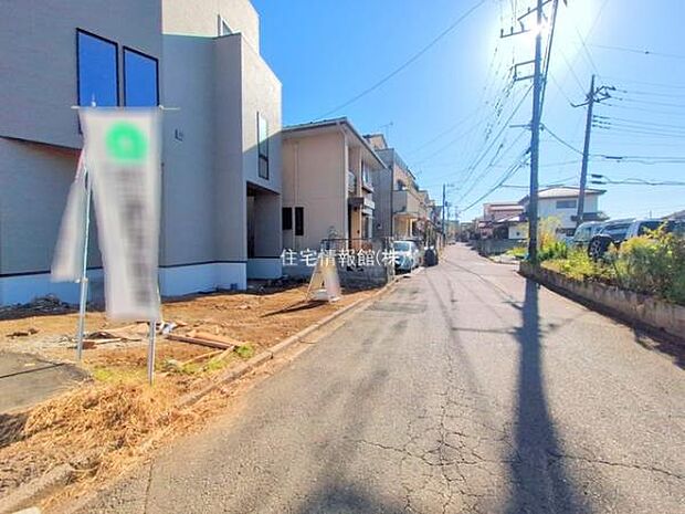 前面道路を含めた現地写真です。