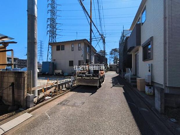前面道路を含めた現地写真です。