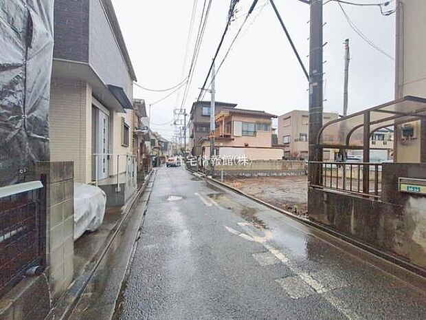 前面道路を含めた現地写真です。