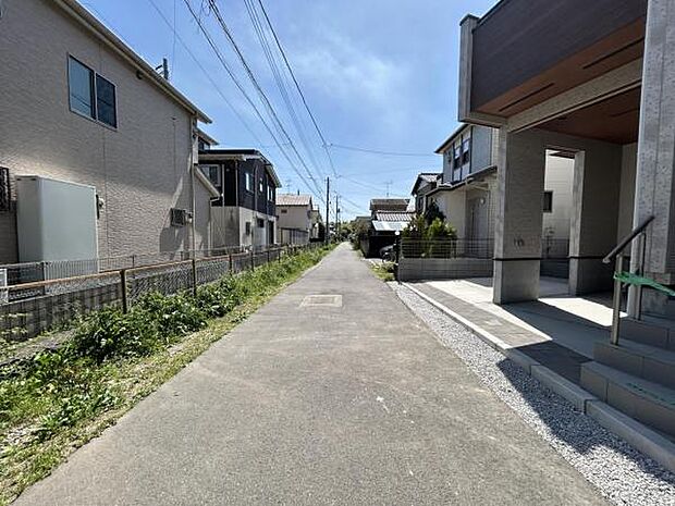 前面道路を含めた現地写真です。