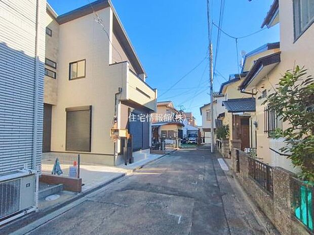 前面道路を含めた現地写真です。