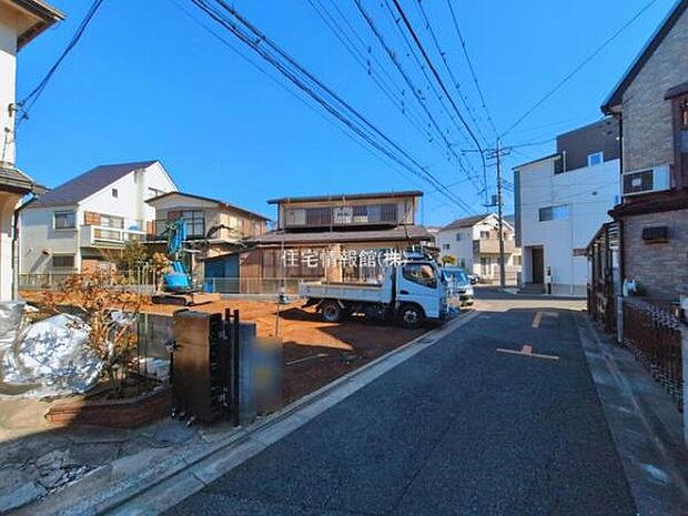 前面道路を含めた現地写真です。