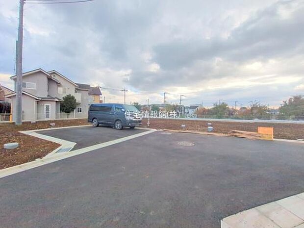 前面道路を含めた現地写真です。