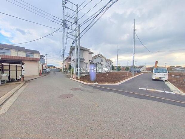 前面道路を含めた現地写真です。