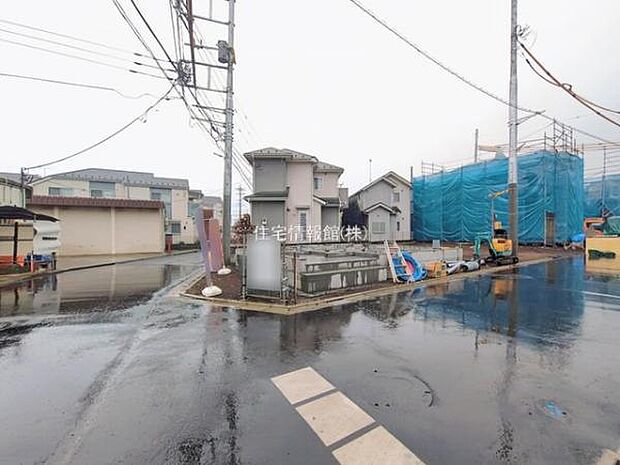 前面道路を含めた現地写真です。