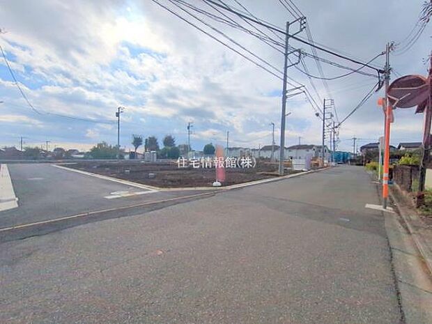 前面道路を含めた現地写真です。