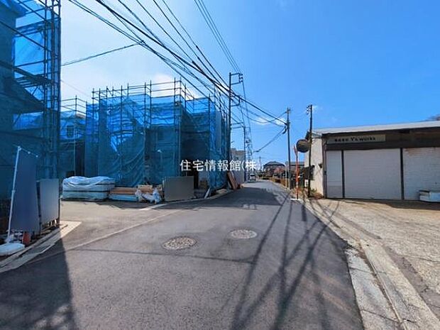 前面道路を含めた現地写真です。