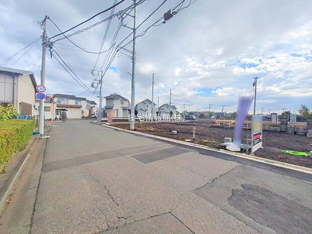 前面道路を含めた現地写真です。