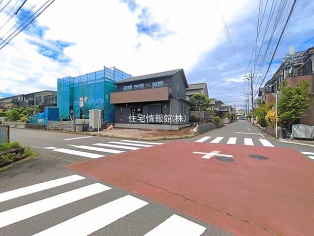 前面道路を含めた現地写真です。