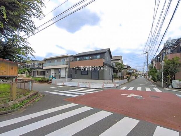 前面道路を含めた現地写真です。