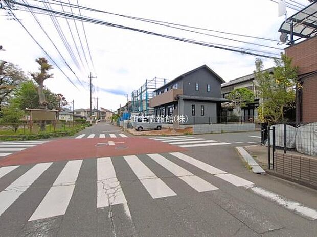 前面道路を含めた現地写真です。