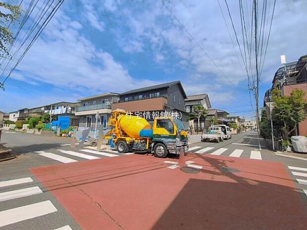 前面道路を含めた現地写真です。