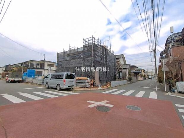 前面道路を含めた現地写真です。