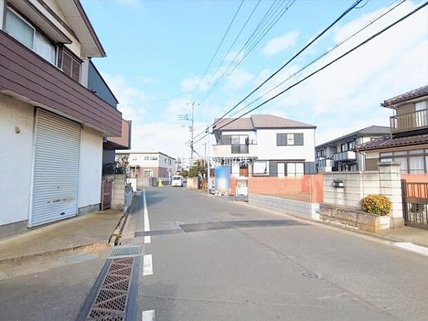 前面道路を含めた現地写真です。