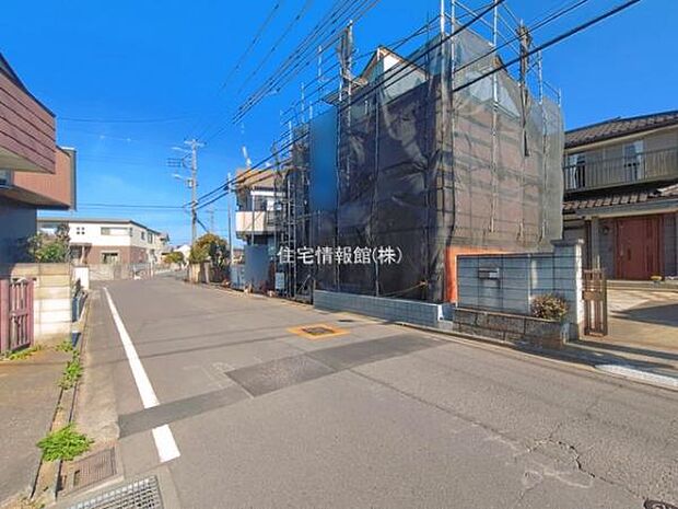 前面道路を含めた現地写真です。