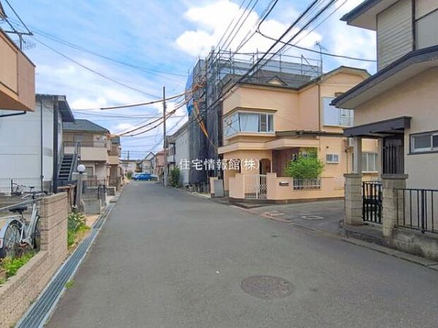 前面道路を含めた現地写真です。