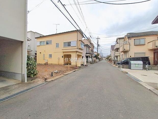 前面道路を含めた現地写真です。