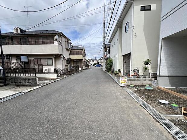 前面道路を含めた現地写真です。