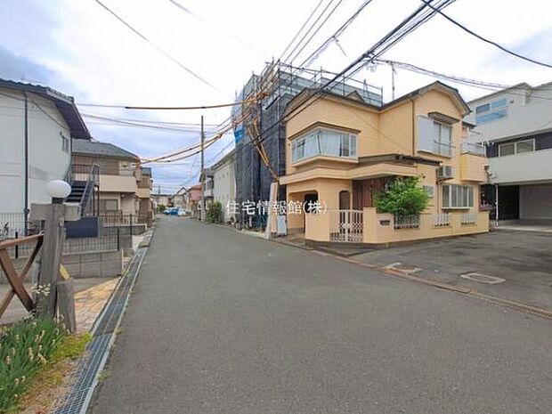 前面道路を含めた現地写真です。