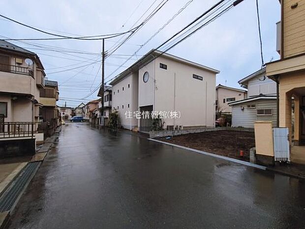 前面道路を含めた現地写真です。