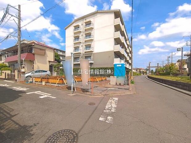 前面道路を含めた現地写真です。