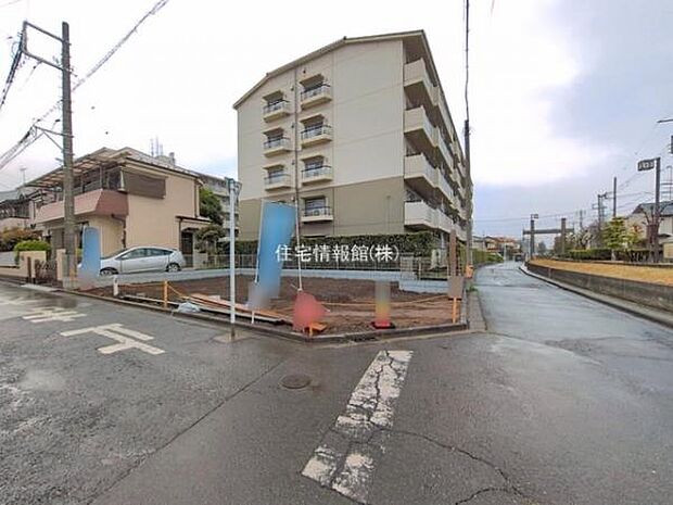 前面道路を含めた現地写真です。