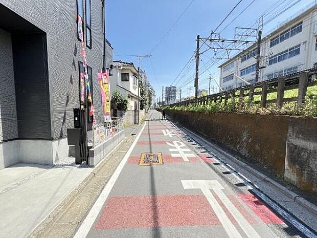 前面道路を含めた現地写真です。