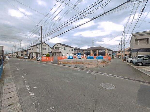 前面道路を含めた現地写真です。