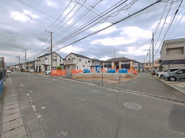 前面道路を含めた現地写真です。