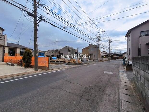 前面道路を含めた現地写真です。