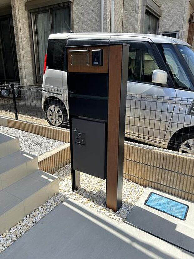 宅配ボックス付きの門柱のため、不在時の荷物の受け取りがとても便利です。