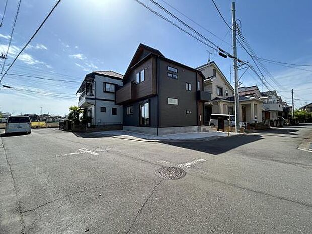 前面道路を含めた現地写真です。