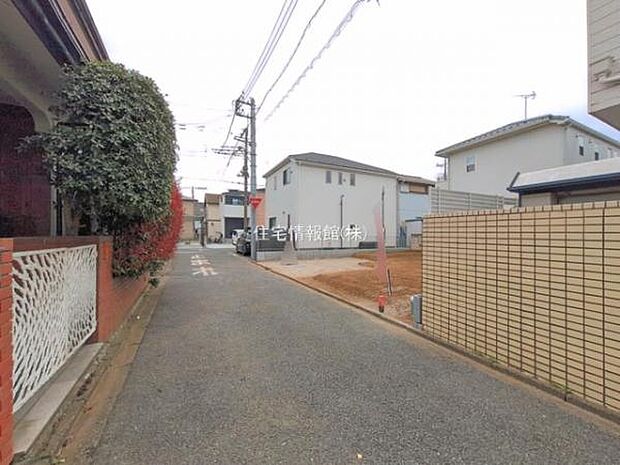 前面道路を含めた現地写真です。