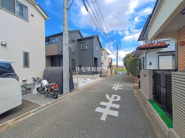前面道路を含めた現地写真です。