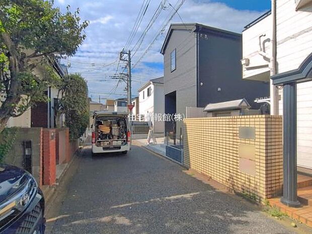 前面道路を含めた現地写真です。
