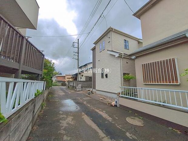 前面道路を含めた現地写真です。