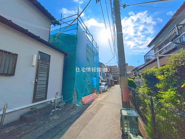 前面道路を含めた現地写真です。
