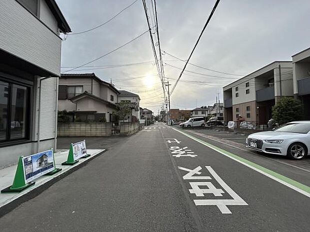 前面道路を含めた現地写真です。
