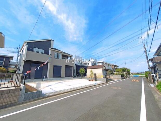前面道路を含めた現地写真です。