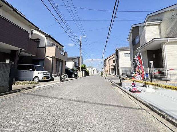 前面道路を含む現地写真です。