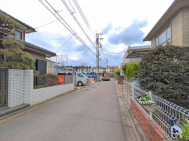 前面道路を含めた現地写真です。
