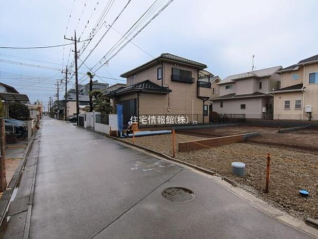 前面道路を含めた現地写真です。