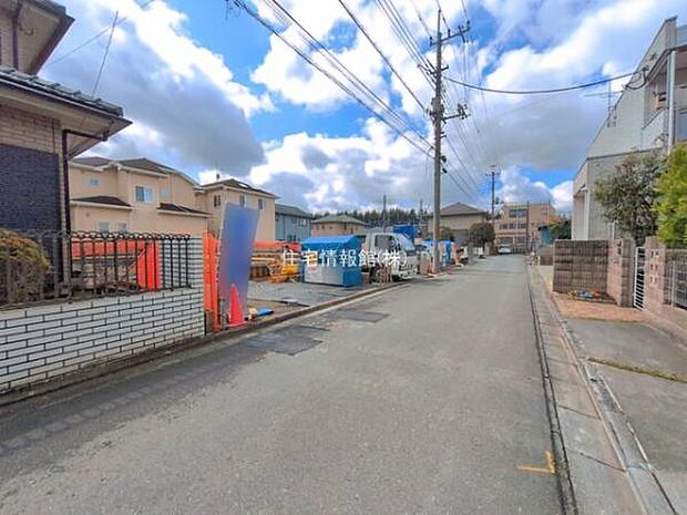 前面道路を含めた現地写真です。