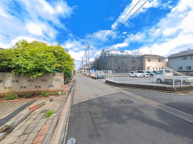 前面道路を含めた現地写真です。