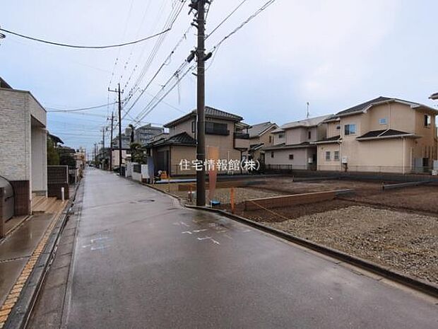 前面道路を含めた現地写真です。