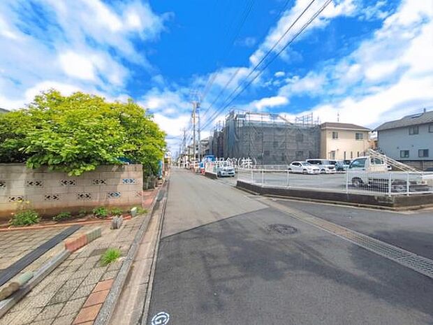 前面道路を含めた現地写真です。
