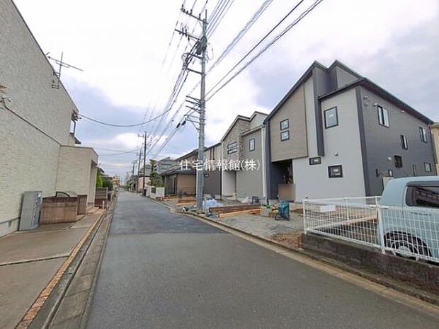 前面道路を含めた現地写真です。